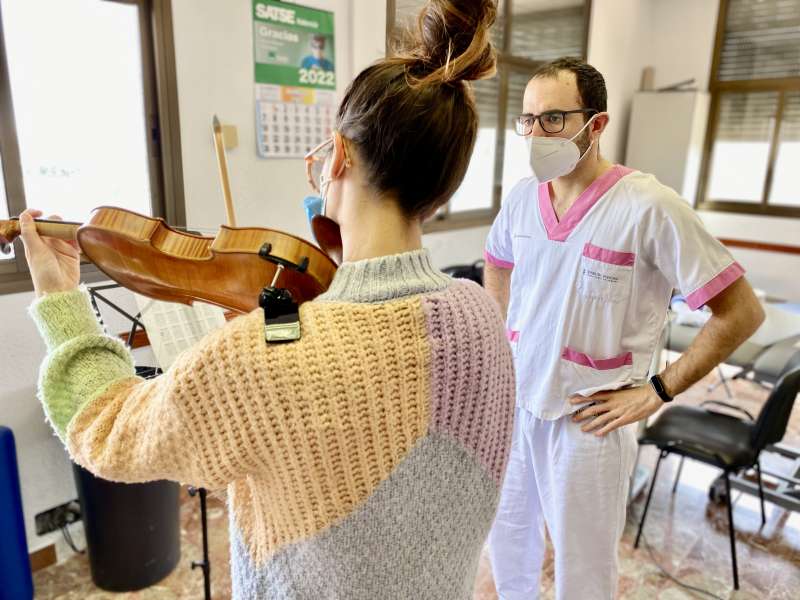José Dapena realizando una sesión de rehabilitación con instrumento con una música. /EPDA