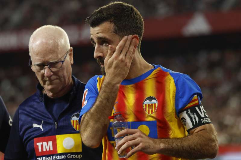 El defensa de Valencia Jos� Gay�, es sustituido por conmoci�n durante el partido de la jornada 29 de LaLiga EA Sports entre Sevilla y Valencia, en el estadio S�nchez- Pizju�n en Sevilla. EFE Julio Mu�oz
