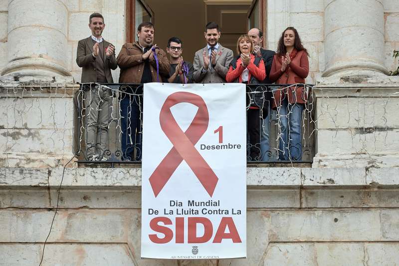 Lalcalde de Gandia, Jos Manuel Prieto, acompanyat per la regidora delegada de Sanitat, Liduvina Gil, i altres representants de la corporaci municipal EPDA