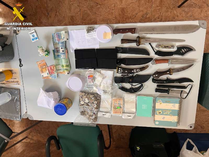 Algunos de los artculos encontrados durante la intervencin.  EPDA 