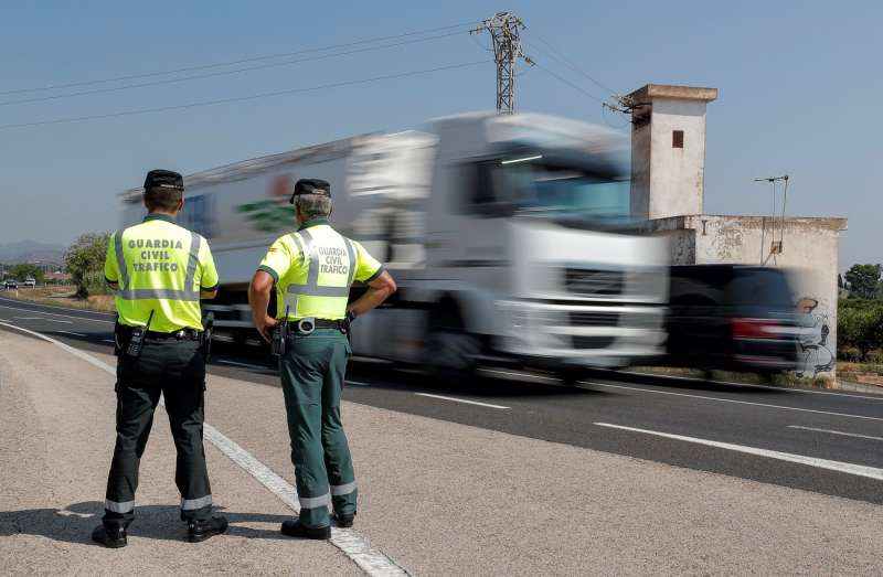 Dos agentes de la Guardia Civil de TrÃ¡fico durante un control de velocidad esta maÃ±ana en la carretera CV-32 en la localidad valenciana de Museros. EFE/ Manuel Bruque
