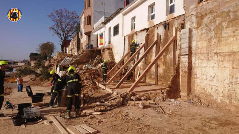 Labores de apuntalamiento de edificios por los bomberos del Consorcio Provincial de Valencia.  EPDA