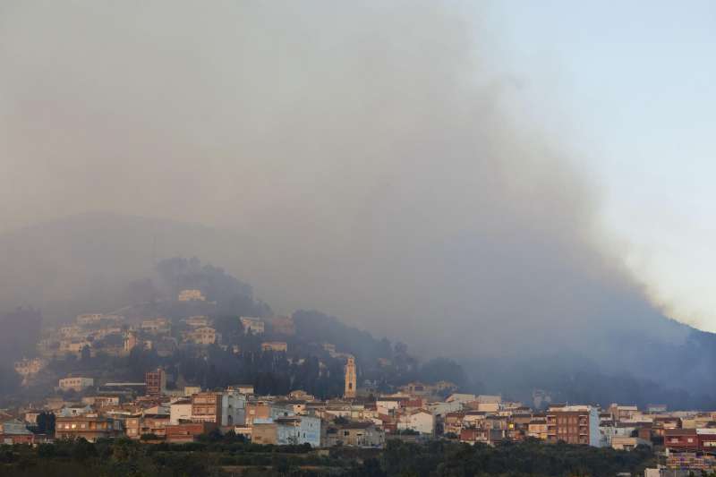 Imagen del incendio de Montixelvo que ha obligado a desalojar a cerca de 1000 personas en varias poblaciones y urbanizaciones de la zona y en el que las fuertes rachas de viento impiden la utilización de los medios aéreos . EFE/ Natxo Francés
