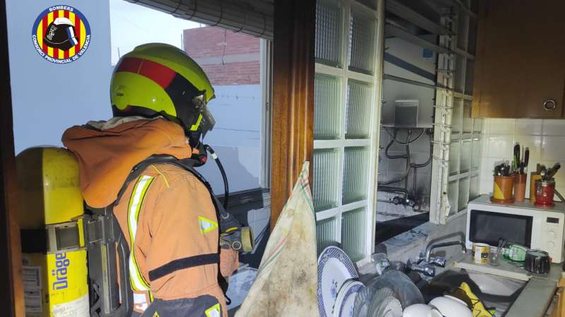 Intervención de los bomberos en la vivienda de Catarroja en una imagen proporcionada por el CPBV. 