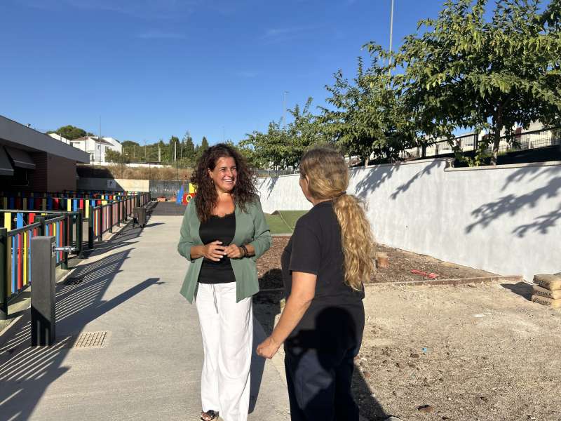 L?alcaldessa i regidora d?Educaci de Sant Antoni de Benaixeve, Eva Mara Tejedor Mar, viista els centres educatius del municipi. EPDA