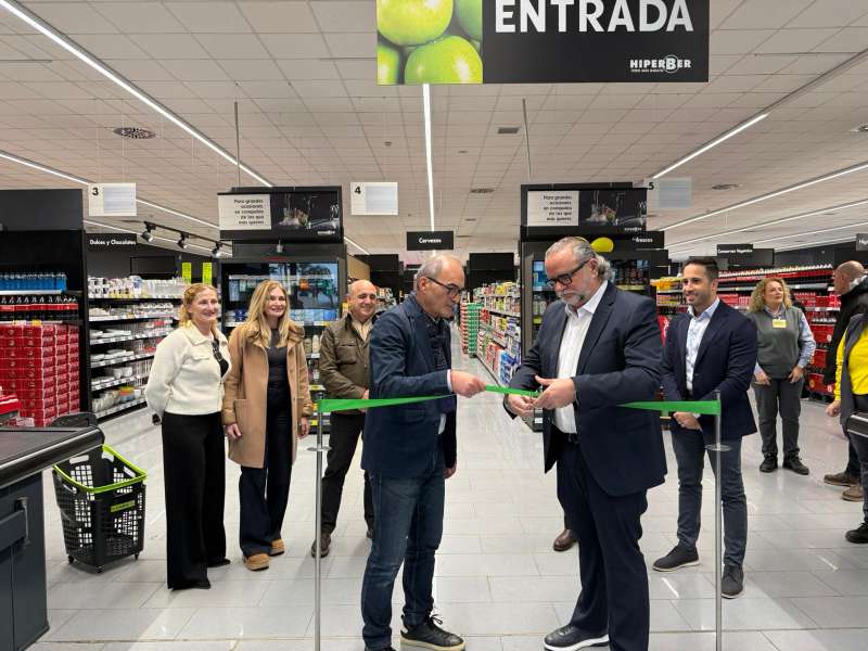 El alcalde ha acudido a la apertura del neuvo supermercado de la cadena Hiperber en Benaguasil. EPDA