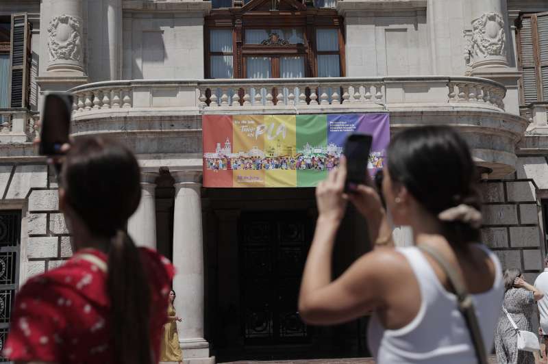 La bandera LGTBI y la pancarta del Orgullo, colgadas en la fachada del Ayuntamiento de Valencia en 2023.ArchivoEFE Manuel Bruque
