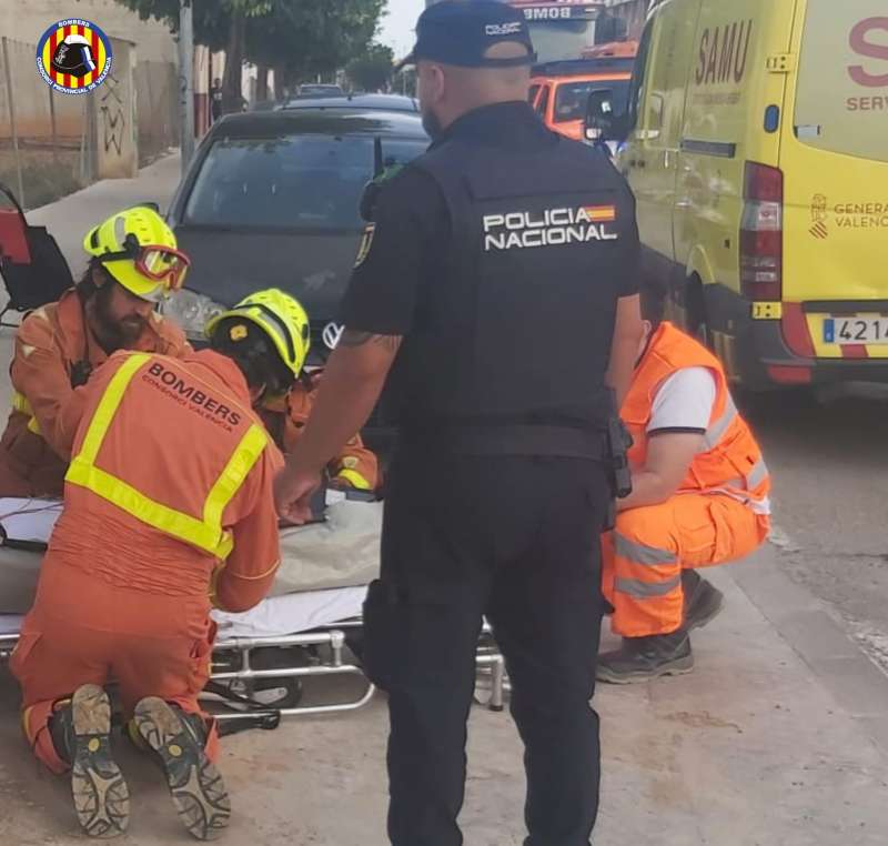 Efectivos de bomberos trasladan a la víctima a la ambulancia. /EPDA