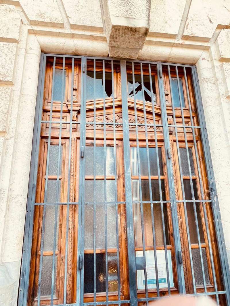 Imagen de los cristales rotos de la oficina de turismo del Ayuntamiento de Val�ncia. EFEAyuntamiento de Valencia
