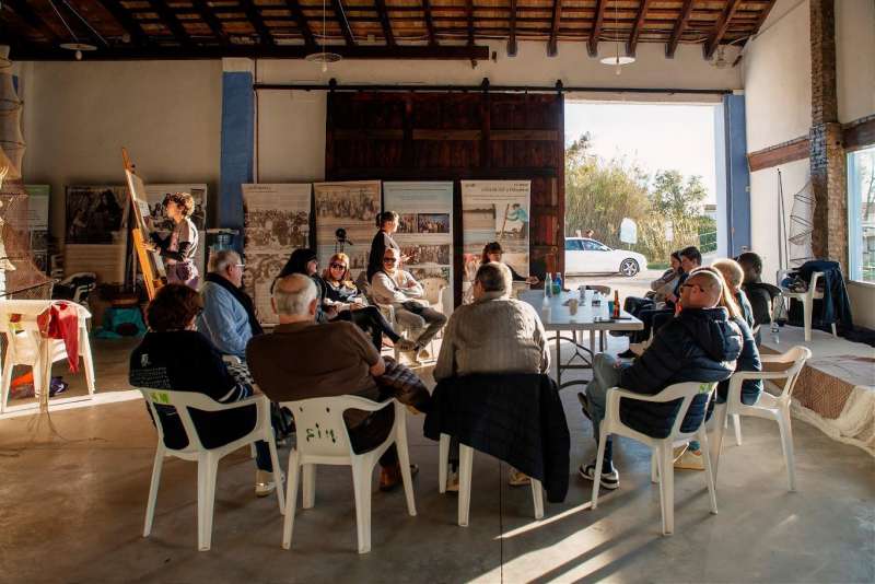 Un instante de la reuni�n de los pescadores en la jornada de pesca artesanal con motivo del 775 aniversario de la pesca en lAlbufera.  EPDA