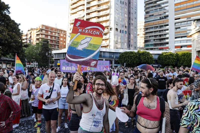 Participantes en la manifestación del Orgull LGTBI+ en València con el lema ?Davant l?odi: drets i Orgull? Archivo/EFE/Manuel Bruque
