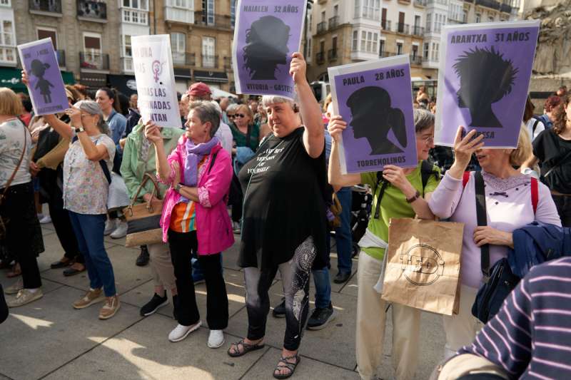  Unas dos mil personas se han concentrado este lunes en la plaza de la Virgen Blanca de Vitoria para expresar su repulsa por el asesinato de Maialen Mazón a manos de su expareja. /EFE