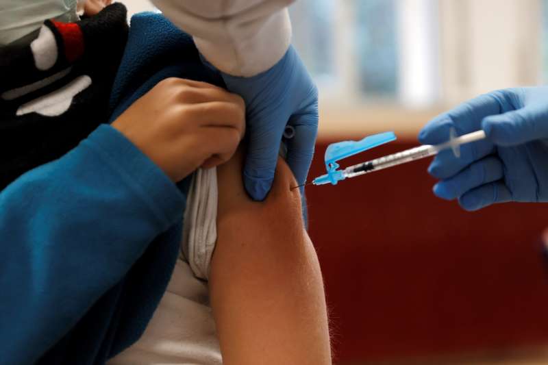 Personal sanitario vacuna a un menor en una imagen de archivo. /EFE /Juan Carlos CÃ¡rdenas