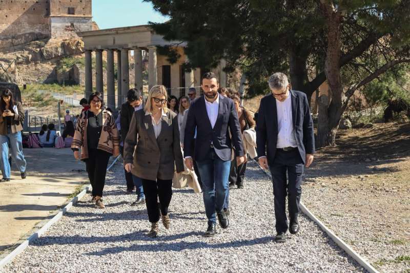 El Ministerio de Cultura impulsar� un plan conjunto para proteger el Teatro Romano y el Castillo de Sagunt. Un instante de la visita este martes al conjunto.  EPDA