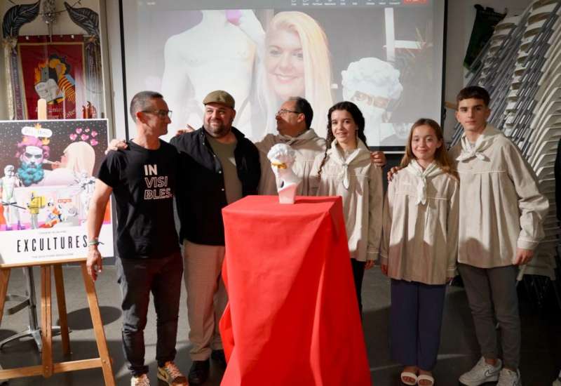La presentación del proyecto, con los artistas Raúl Martínez, Marina Salazar (en la pantalla), el cuadro de honor y el representante de InVisibles. EPDA