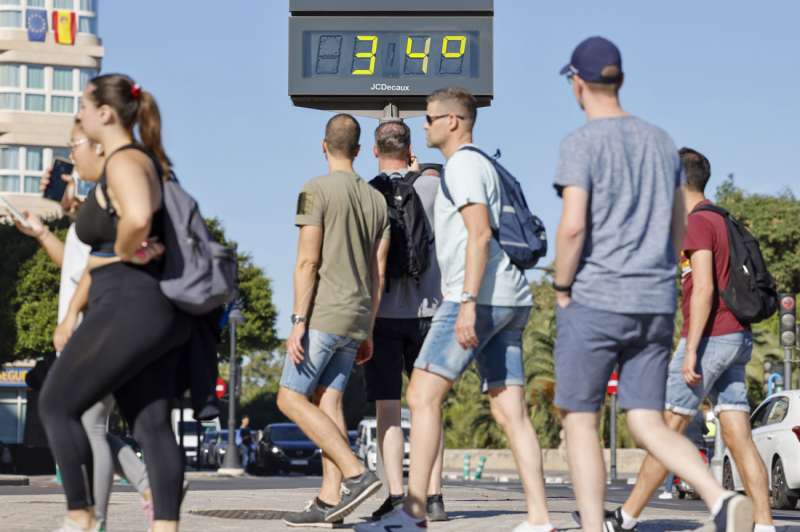 Varias personas pasan junto a un termmetro que marca 34 grado en Valncia. EFE Ana Escobar Archivo
