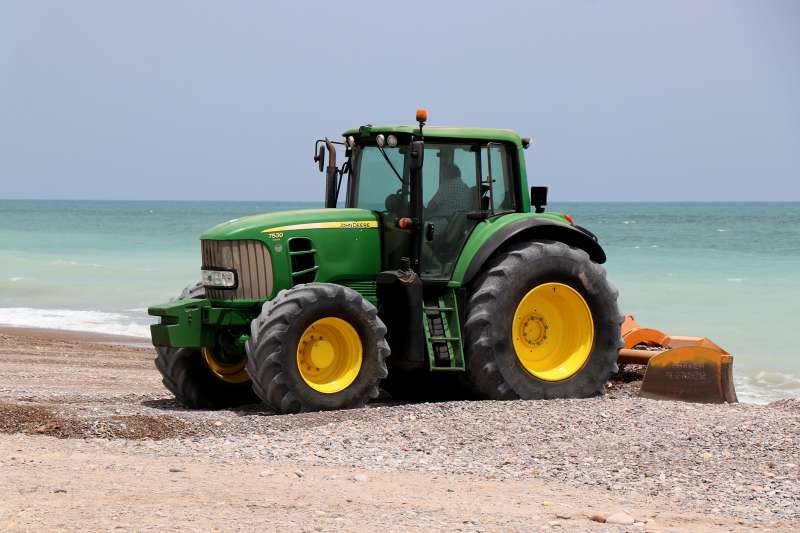 Un tractor llevando a cabo las actuaciones en la playa de Corinto. / EPDA
