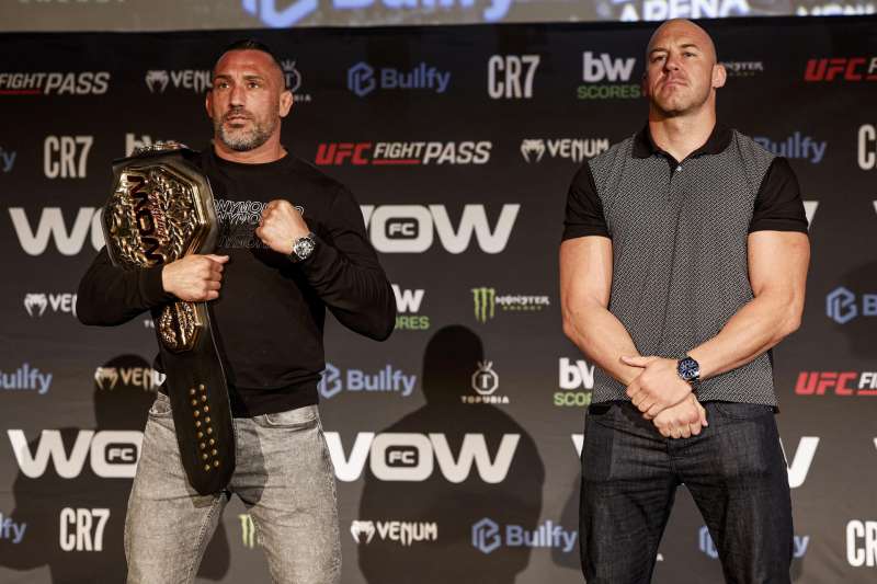 El valenciano Enoc Solves (iz), defensor del t�tulo, y el malague�o Daniel Ladero, se enfrentar�n en el combate estelar y en la lucha del campeonato del peso semipesado del WOW 29, competici�n de las artes marciales mixtas (MMA) que se celebra en el Roig Arena este s�bado. EFEManuel Bruque