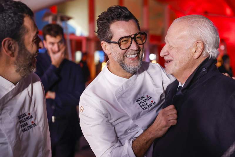 El chef Quique Dacosta y el actor Juan Echanove antes de la cena solidaria Desde Valencia para Valencia. EFE  Ana Escobar.