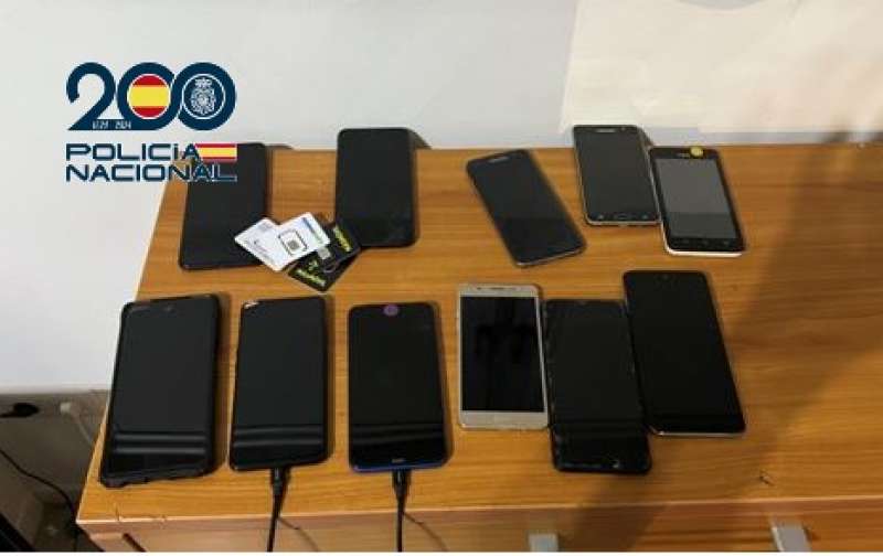 Los investigadores han registrado dos domicilios, donde han intervenido 17 telfonos mviles, 86 tarjetas SIM, tres ordenadores, dos USB y 7.300 euros