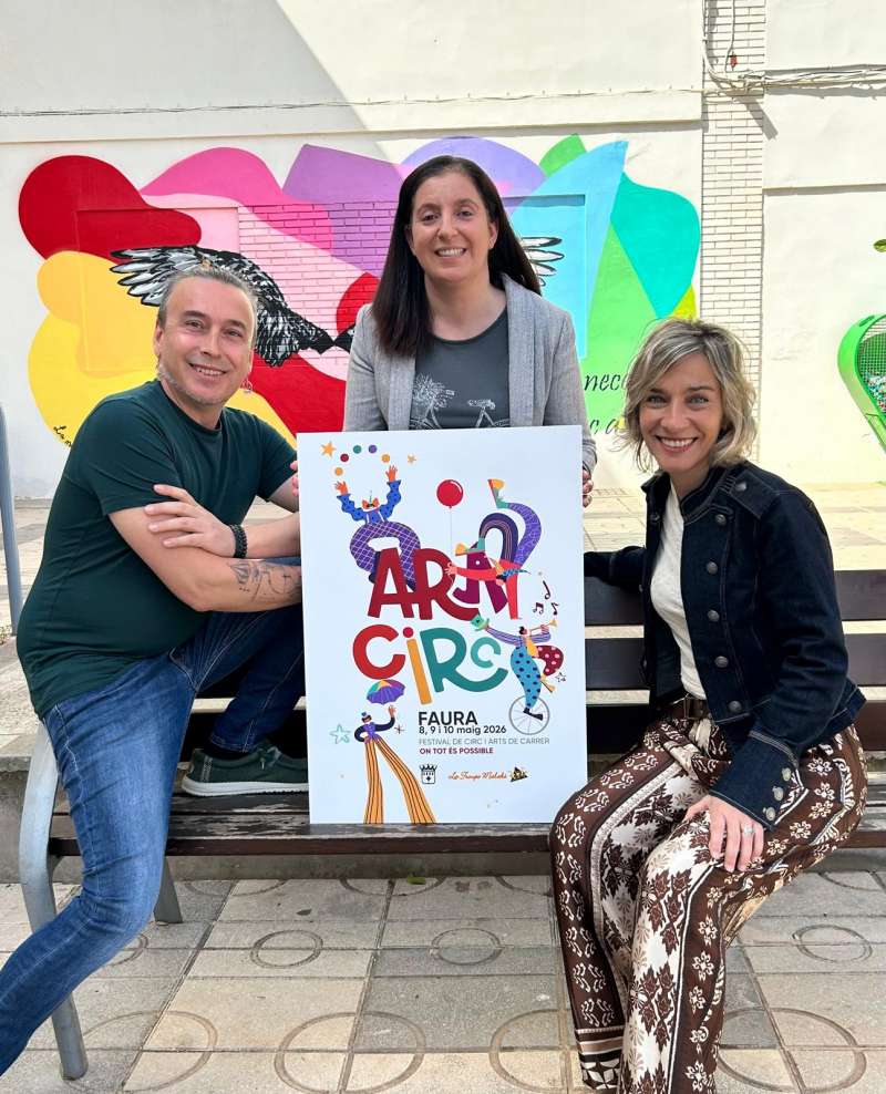 Sergio Chaves i Marisa Ib��ez, al capdavant de La Troupe Malab� que far� possible Ara Circ, amb lalcaldessa de Faura, Consol Duran.  EPDA