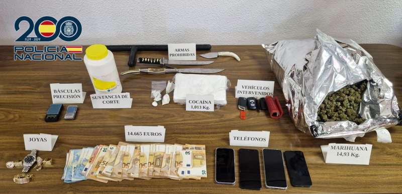 Se ha incautado ms de un kilogramo de cocana, 62 plantas de marihuana, dos kilos de hachs, ms de 15.000 euros, dos vehculos, tres armas prohibidas, joyas y tiles para el cultivo EPDA