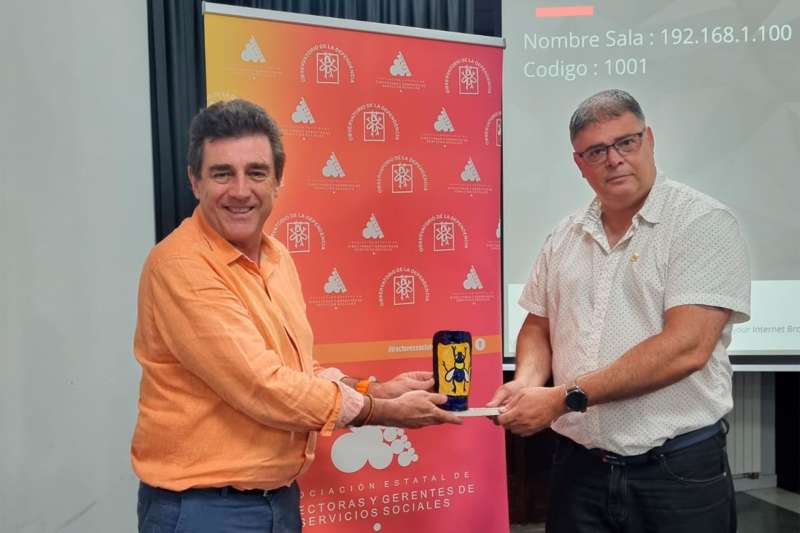 Alejandro Sotoca, concejal de Servicios Sociales, recoge el reconocimiento nacional. / EPDA