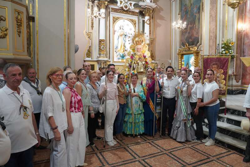 Sagredo y Puri Torres, presidenta de FECACV, con el resto de autoridades municipales.EPDA