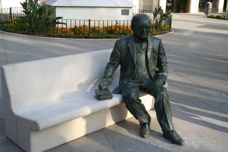 La escultura del poeta Vicent Andrs Estells que luce en su pueblo natal. EPDA