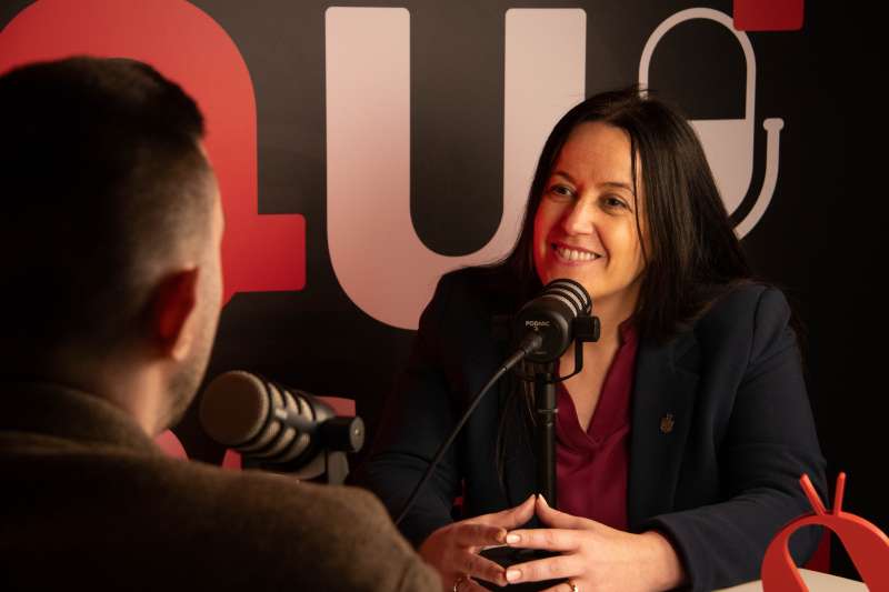 L? alcaldessa de Catarroja, Lorena Silvent, durant l? entrevista.  JAIME SORIANO