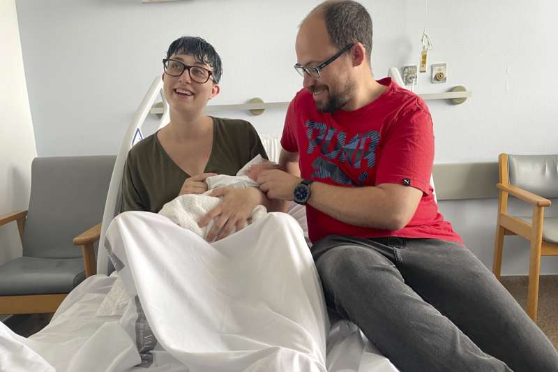 Esther y David, los padres de Aimar, en la habitación del hospital de la Ribera. EFE/ Raquel Segura /
