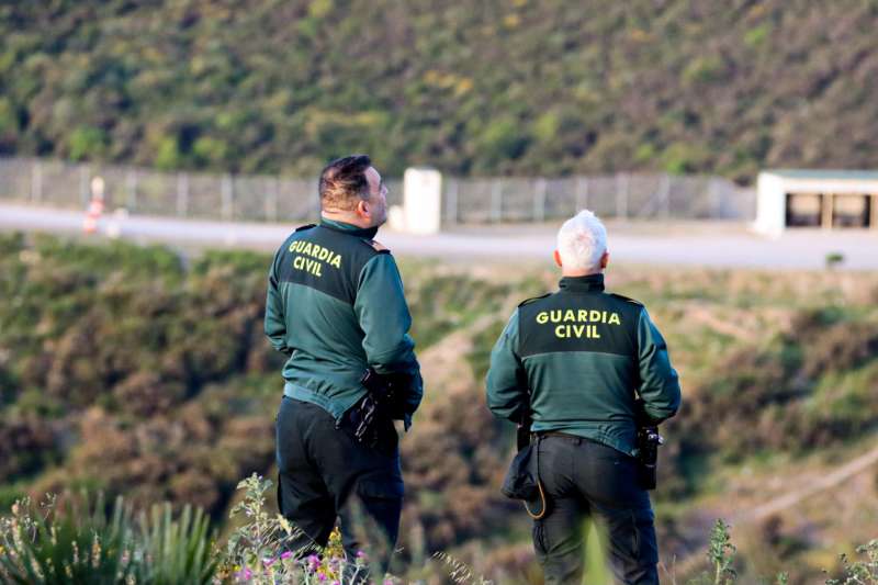 Imagen de archivo de una pareja de agentes de la Guardia Civil en una zona montaosa. EFE Reduan Dris