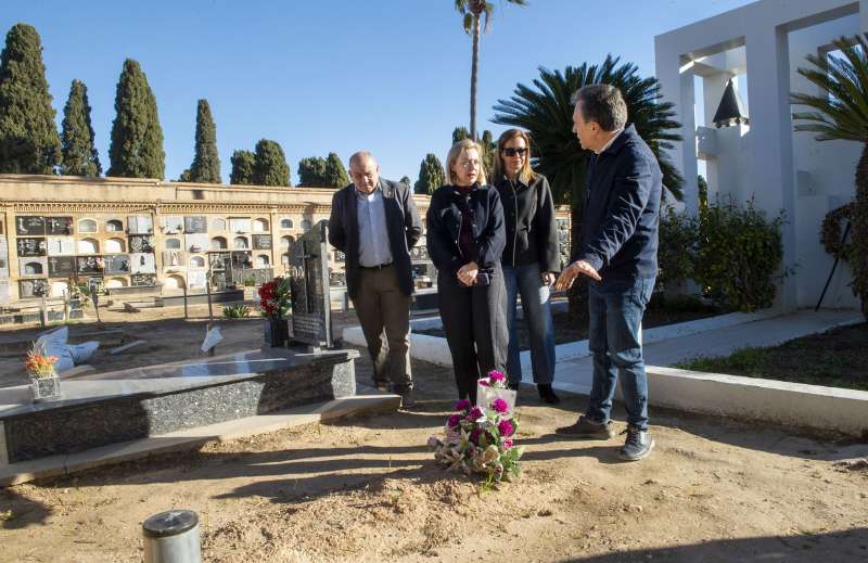Nat�lia Enguix en el cementerio de Paterna. EPDA
