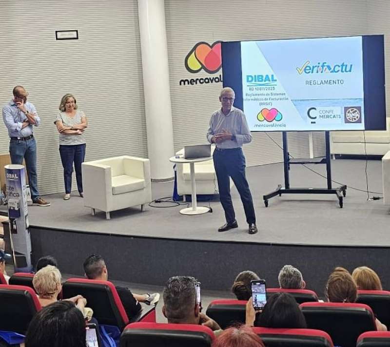 El concejal Ballester informando sobre el sistema Verifactu | EPDA