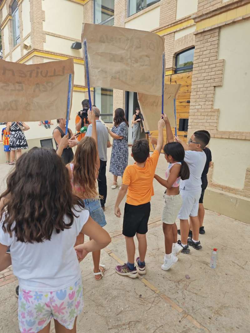 Los alumnos de Massanassa protestan por el retraso en el inicio del curso. EPDA