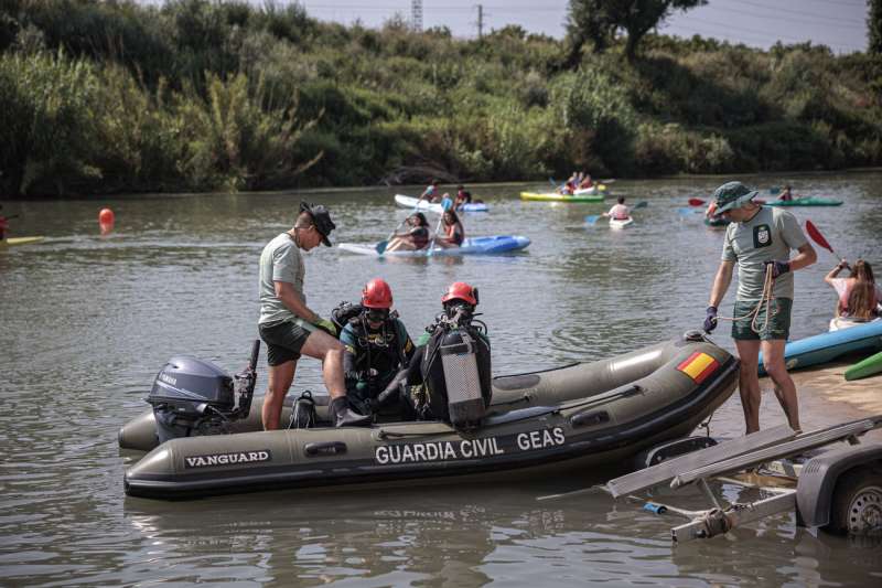 El Grupo Especial de Actividades Subacuticas (GEAS) de la Guardia Civil realiza una bsqueda en el ro Jcar de las tres personas desaparecidas como consecuencia de la dana del 29 de octubre. EFEBiel Alio

