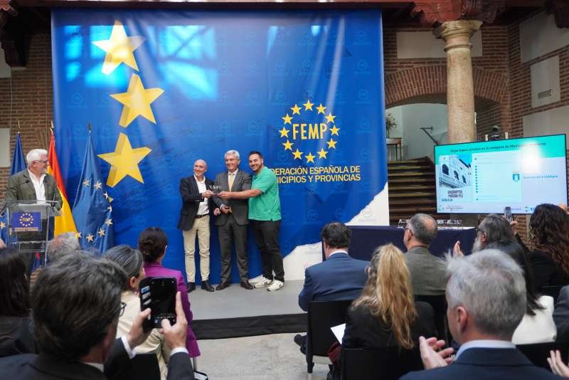 Linstant de la recollida del premi.  EPDA