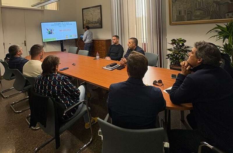 Reuni�n de portavoces en el Ayuntamiento de Sagunt, donde el equipo de gobierno ha presentado a los grupos municipales la memoria t�cnica del futuro estadio de f�tbol de Intern�cleos.  EPDA