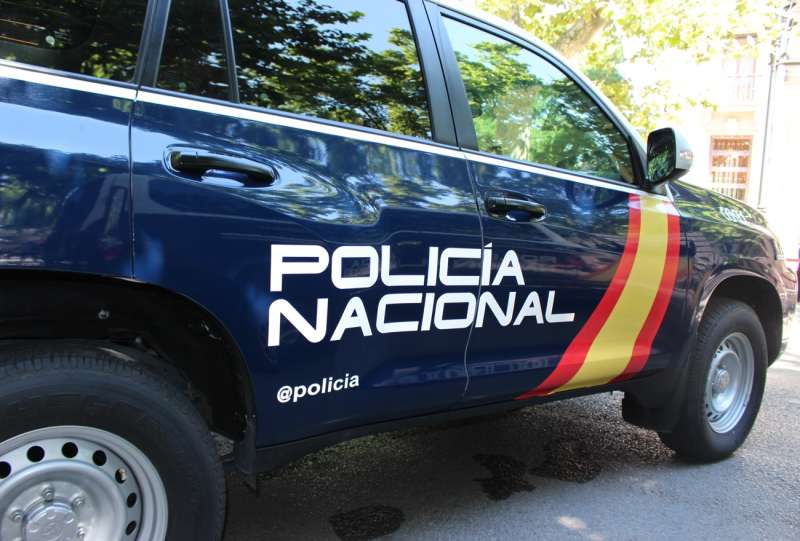 Un hombre de 33 aos ha sido detenido en Valncia por agredir a otro tras citarse con l en su domicilio a travs de una aplicacin de citas y estafarle ms de mil euros en transacciones bancarias con su tarjeta. EFEPolica
