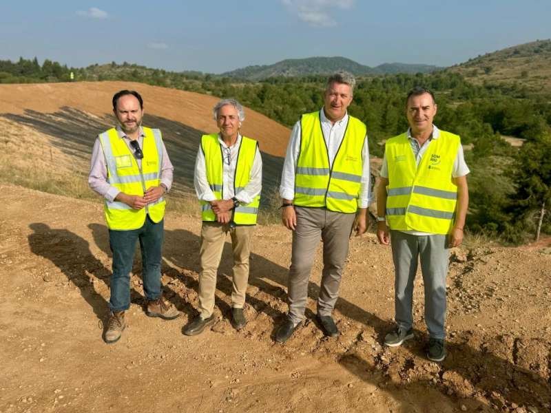Un momento de la visita al vertedero de Basseta Blanca en Riba-roja de Tria.EPDA