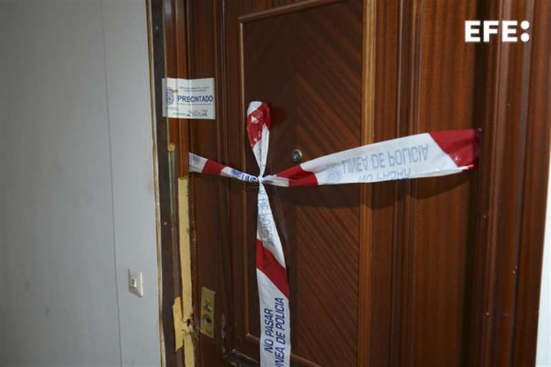 Imagen de archivo en una vivienda intervenida por la Policía Nacional por un aviso de violencia de género. EFE