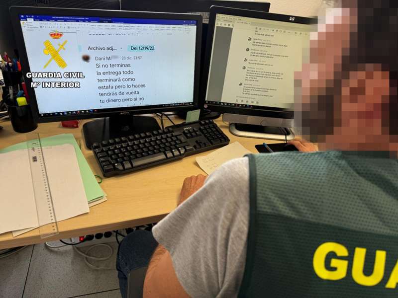 Un agente en una investigación de estafas en internet, en una imagen compartida por la Guardia Civil. /EFE