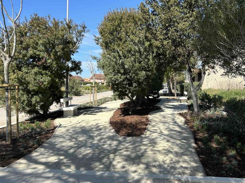 El renovat jard� de lestaci� de Massalfassar.EPDA