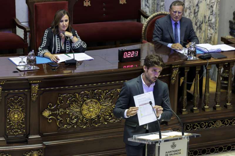 El concejal del PP del Ayuntamiento de ValenciaJuan Carlos Caballero (c), en presencia de la alcaldesa, Mar�a Jos� Catal� (i), durante un pleno municipal. EFEBiel Ali�o Archivo
