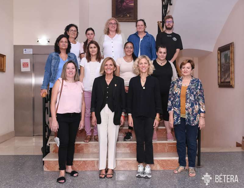 Elia Verdevío y Mónica Martín junto con los 11 vecinos que trabajarán en el ayuntamiento / EPDA