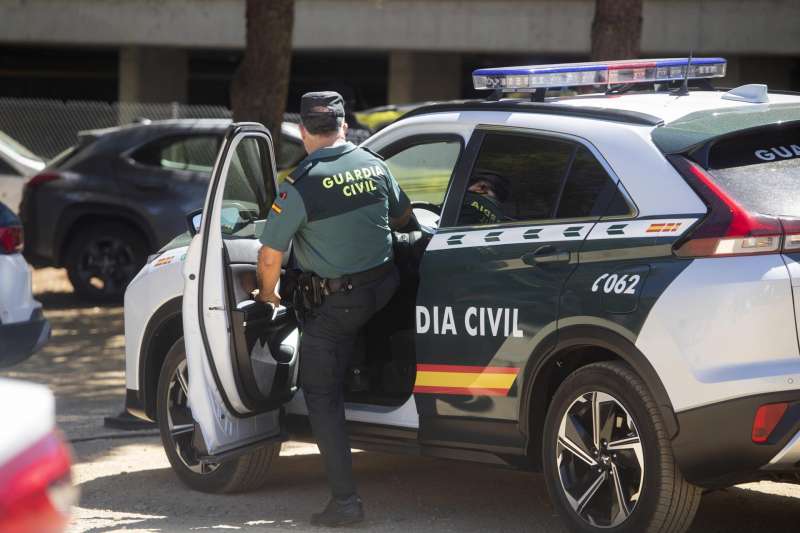 Un agente de la Guardia Civil accede a su vehculo. EFEMarta Prez