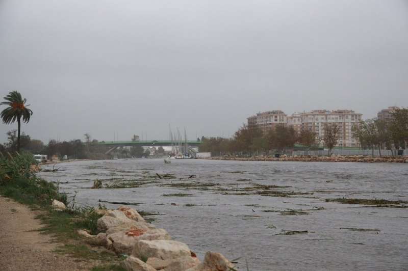 El ro Xquer desbordado a su paso por Cullera.  EFE