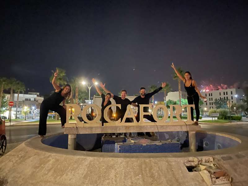 Grupo de jóvenes disfrazados de rotonda simulando la destrucción de las letras de Rocafort/ EPDA