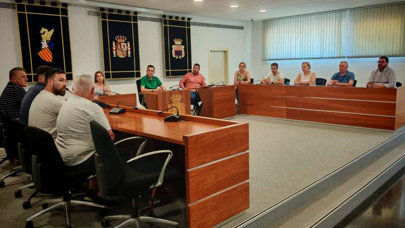 El alcalde de Canet, Pere Antoni, con los representantes de los partidos polticos y los de los trabajadores de Obeikan.  Foto: Ayuntamiento de Canet