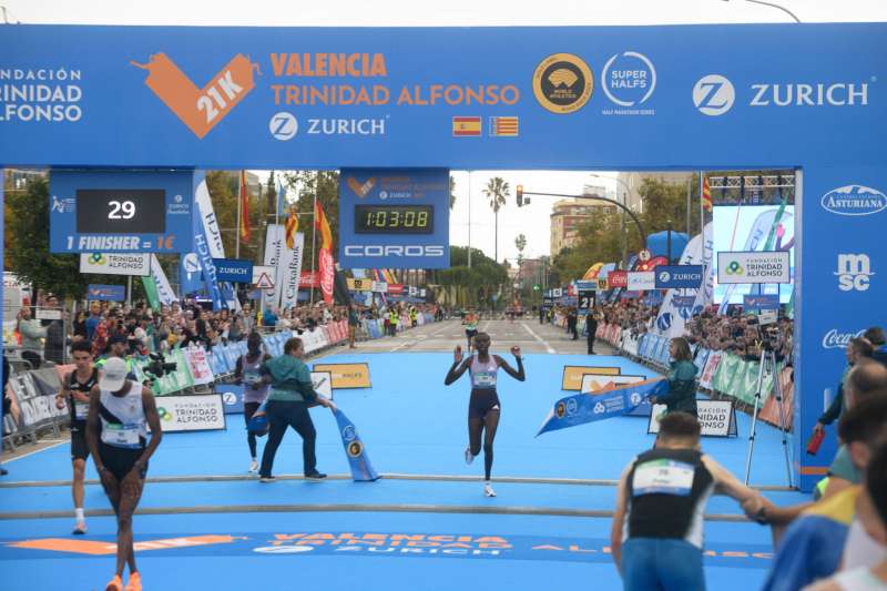 La keniata Agnes Jebet Ngetich, ganadora de la categora femenina, cruzando la meta.EPDA